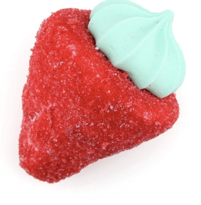 Fraise xxl meuringuée la pièce